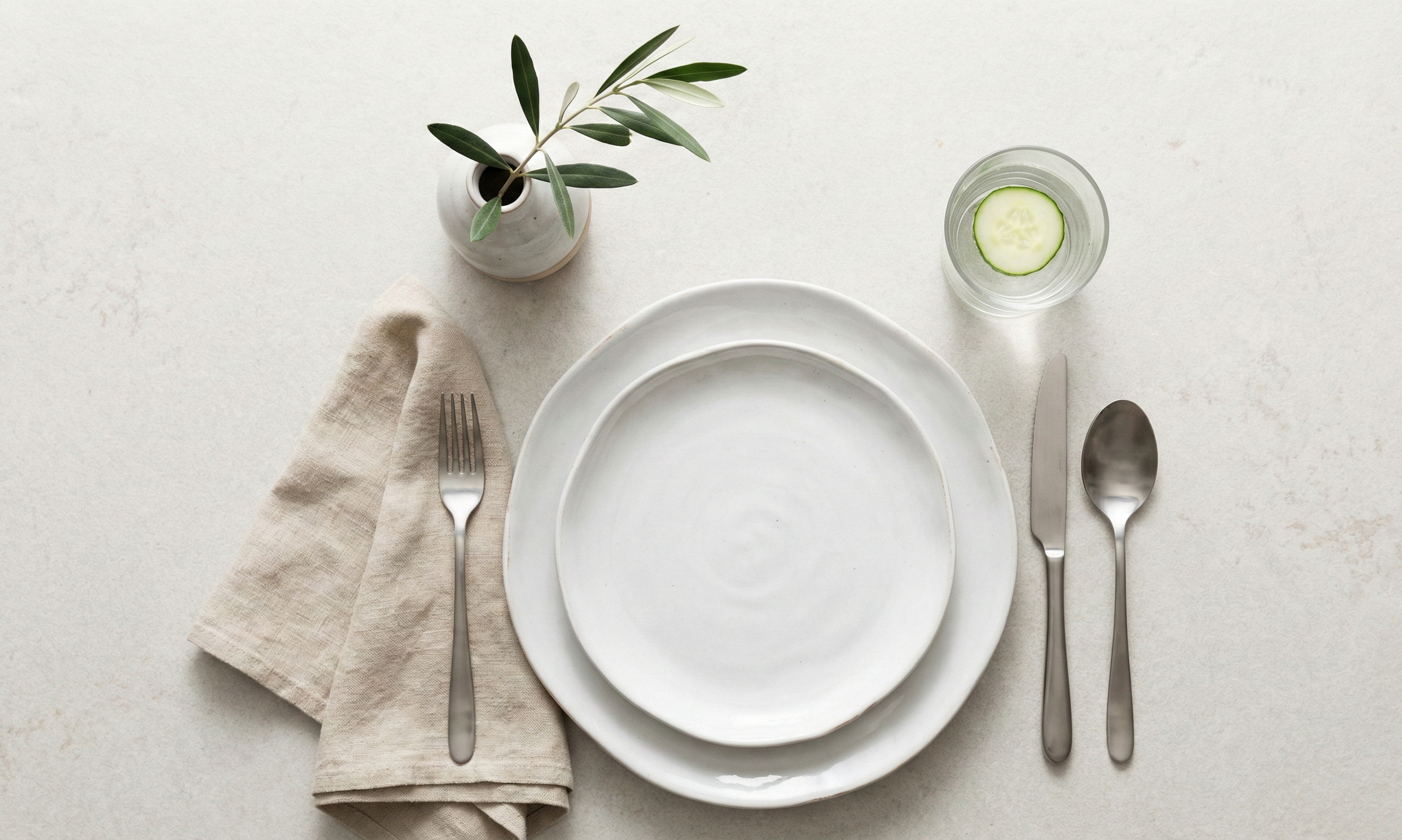 Tavola minimalista apparecchiata con cura